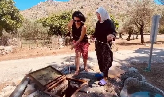 Ünlü oyuncu iki çocuğunu da alıp İstanbulu terk etti... Endonezyada yeni hayat