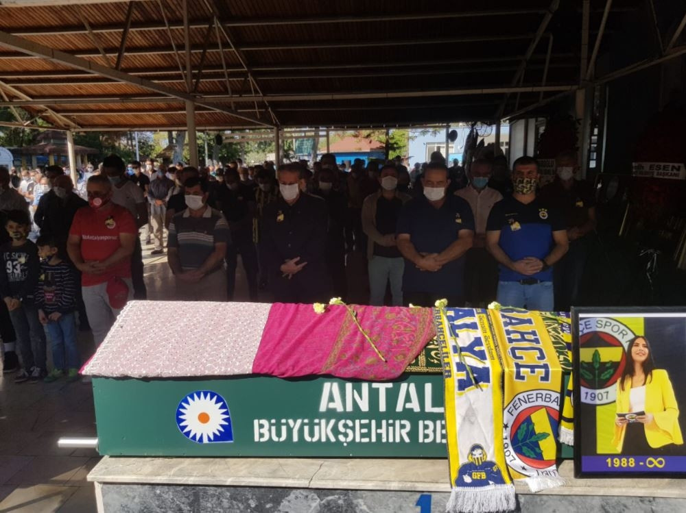 Fenerbahçe TV sunucusu Dilay Kemer son yolculuğuna uğurlandı Fenerbahçe TV sunucusu Dilay Kemer son yolculuğuna uğurlandı