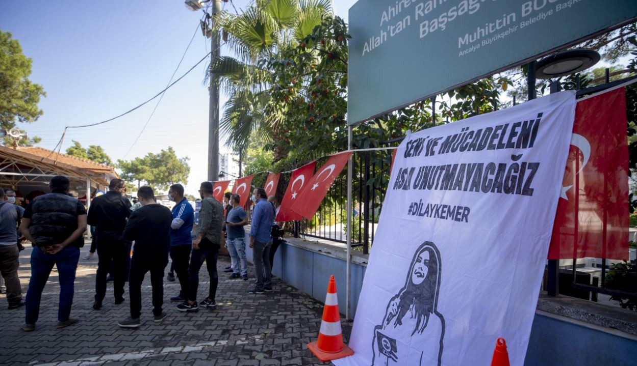 SENİ VE MÜCADELENİ ASLA UNUTMAYACAĞIZ SENİ VE MÜCADELENİ ASLA UNUTMAYACAĞIZ