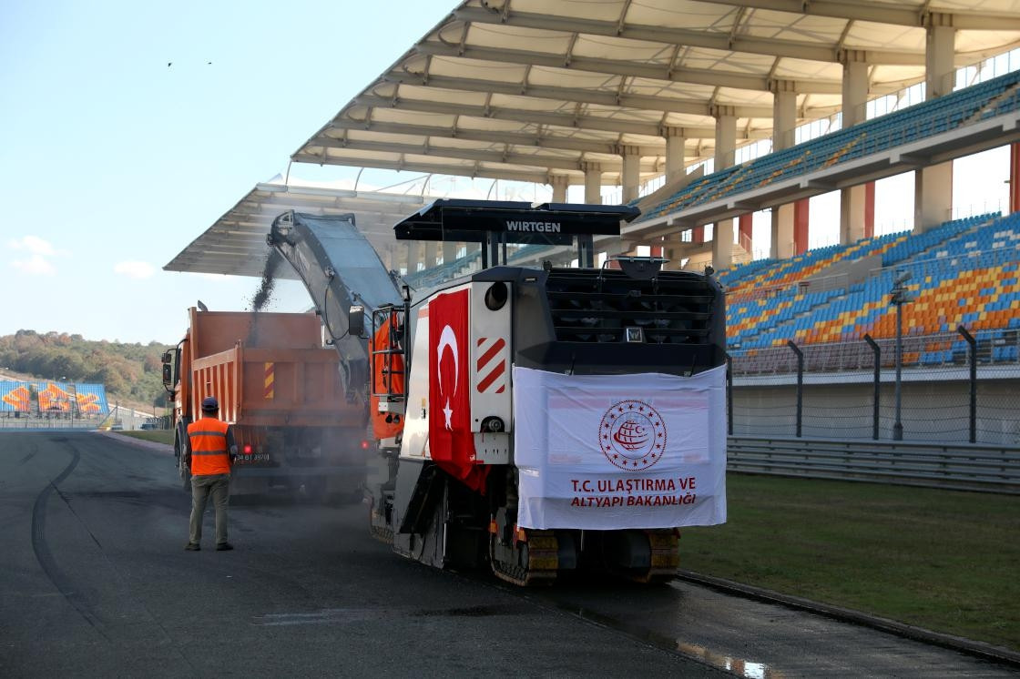 Bugün asfalt kazıma işlemine başladık