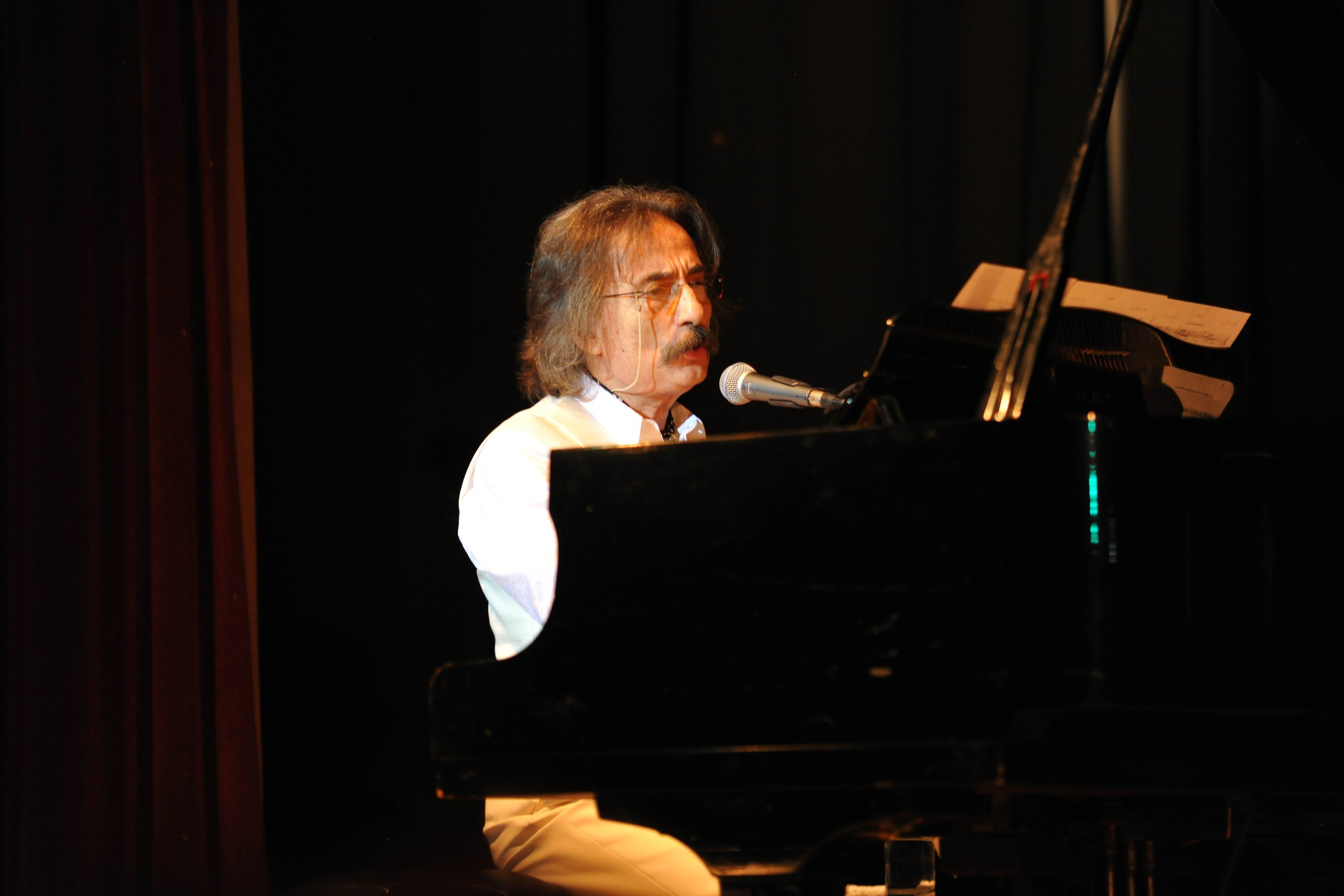 100’den fazla  esere imza attı