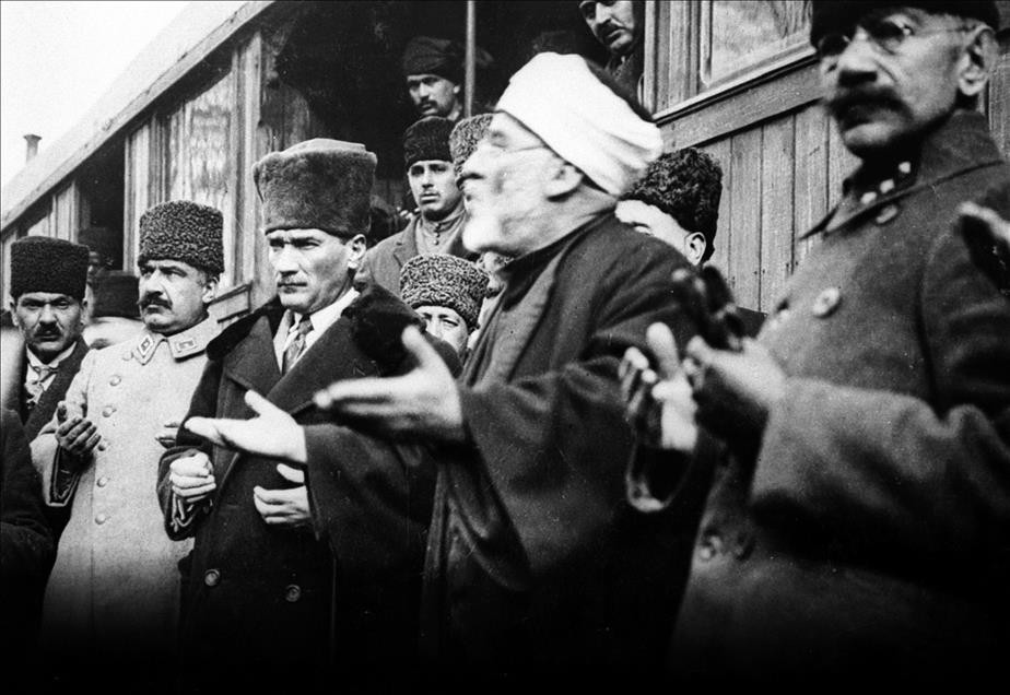 10 Kasım ile ilgili şiirler: En güzel ve duygulu 2, 4 kıtalık ve kısa 10 Kasım Atatürk şiirleri için alternatifler