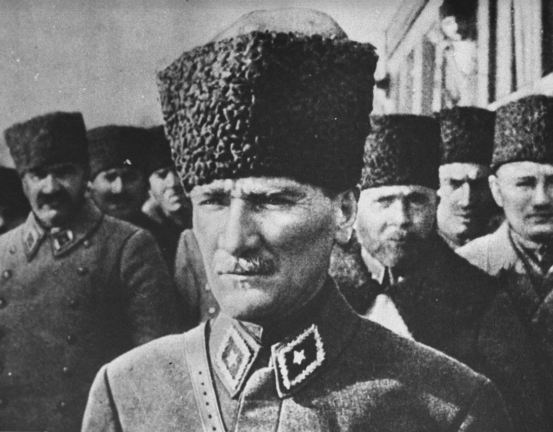 10 Kasım ile ilgili şiirler: En güzel ve duygulu 2, 4 kıtalık ve kısa 10 Kasım Atatürk şiirleri için alternatifler