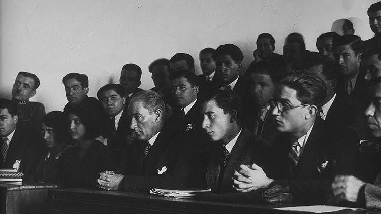 10 Kasım ile ilgili şiirler: En güzel ve duygulu 2, 4 kıtalık ve kısa 10 Kasım Atatürk şiirleri için alternatifler