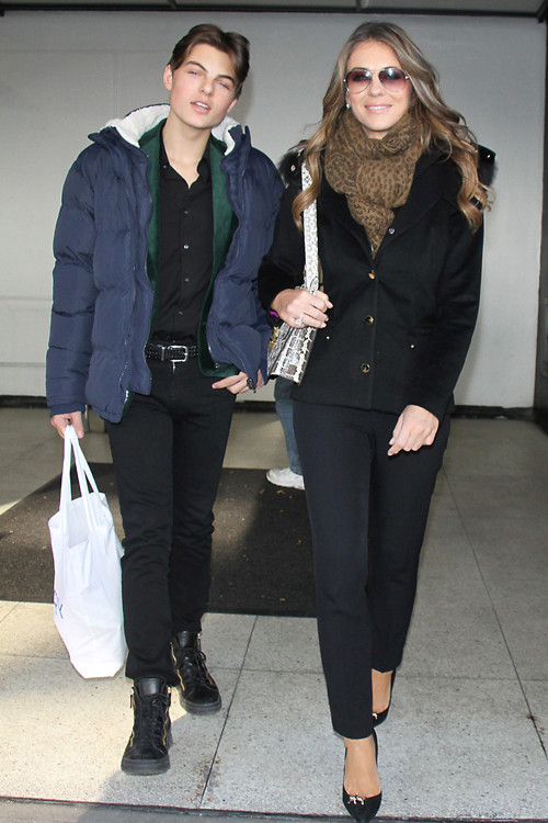 Arabanın bagajında yaz pozları