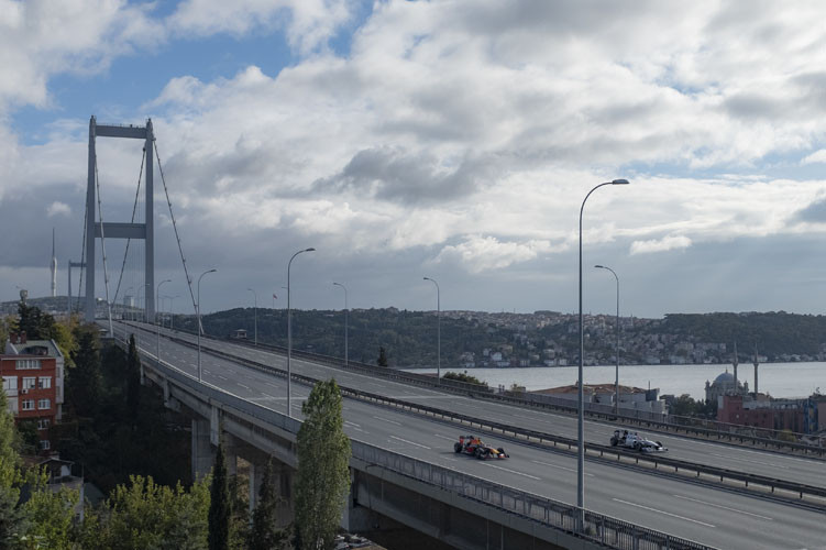 15 Temmuz Şehitler Köprüsünde tarihi an Formula 1 araçları Boğazda...