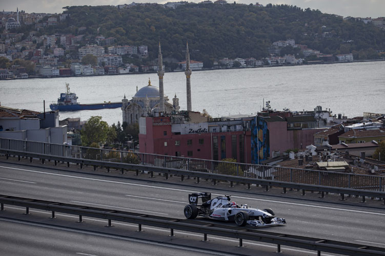 15 Temmuz Şehitler Köprüsünde tarihi an Formula 1 araçları Boğazda...