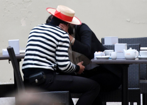 ÇILGIN HAYATIN İÇİNDE MUTLULUK ANLARI ÇILGIN HAYATIN İÇİNDE MUTLULUK ANLARI