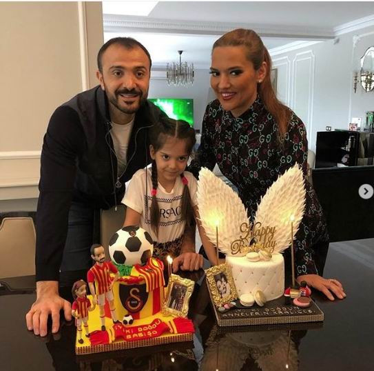 Demet Akalını çıldırtan yorum Bebeğinden utanmadığın belli Demet Akalını çıldırtan yorum Bebeğinden utanmadığın belli