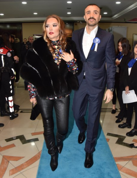 13 AYDIR YALNIZ YATIYORUM 13 AYDIR YALNIZ YATIYORUM