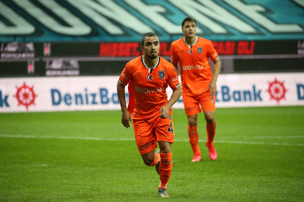 RAKİBİ FAVORİYDİ