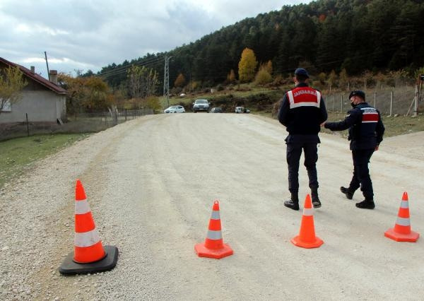 Yedigöller yolu kar ve buzlanma nedeniyle trafiğe kapatıldı, yüzlerce tatilci geri döndü
