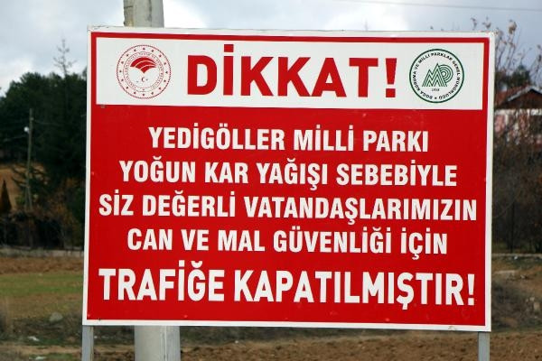 Yedigöller yolu kar ve buzlanma nedeniyle trafiğe kapatıldı, yüzlerce tatilci geri döndü