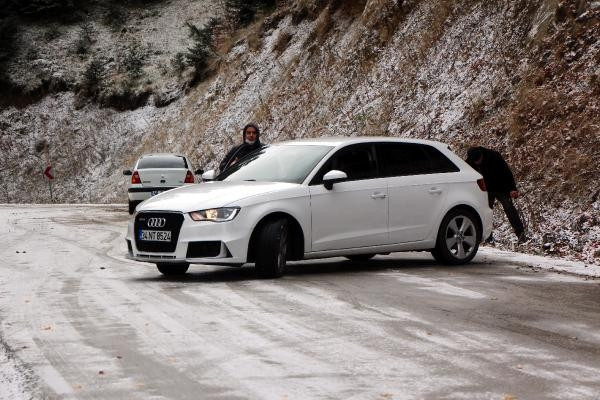 Yedigöller yolu kar ve buzlanma nedeniyle trafiğe kapatıldı, yüzlerce tatilci geri döndü