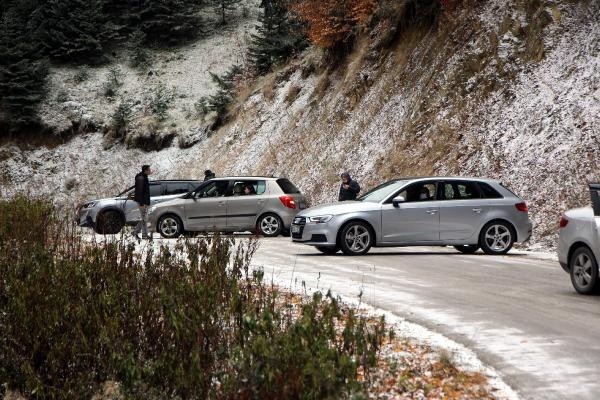 Yedigöller yolu kar ve buzlanma nedeniyle trafiğe kapatıldı, yüzlerce tatilci geri döndü