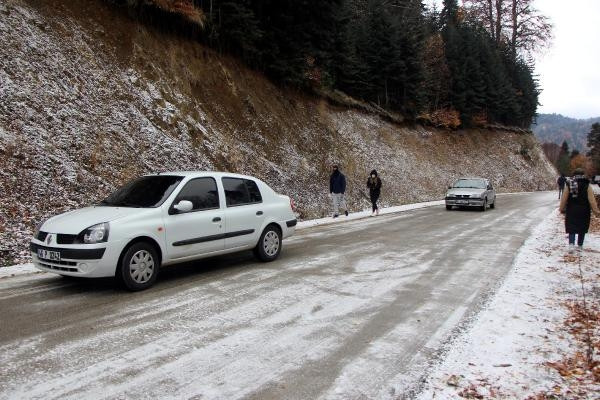Yedigöller yolu kar ve buzlanma nedeniyle trafiğe kapatıldı, yüzlerce tatilci geri döndü