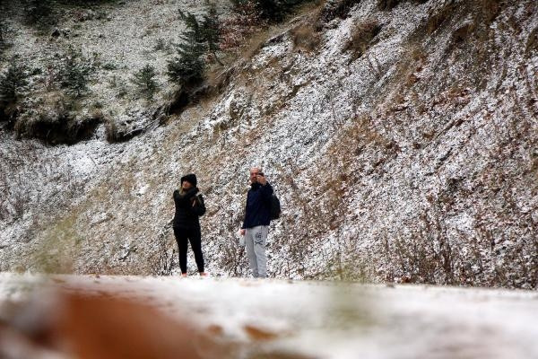 Yedigöller yolu kar ve buzlanma nedeniyle trafiğe kapatıldı, yüzlerce tatilci geri döndü