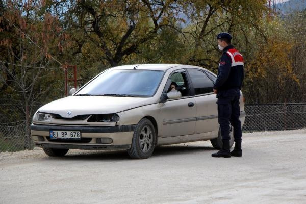Yedigöller yolu kar ve buzlanma nedeniyle trafiğe kapatıldı, yüzlerce tatilci geri döndü