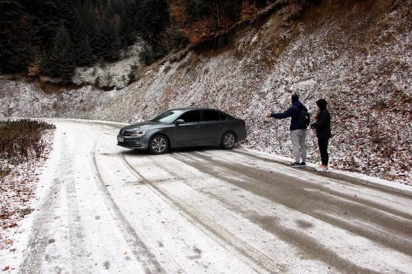 Yedigöller yolu kar ve buzlanma nedeniyle trafiğe kapatıldı, yüzlerce tatilci geri döndü