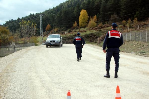 Yedigöller yolu kar ve buzlanma nedeniyle trafiğe kapatıldı, yüzlerce tatilci geri döndü