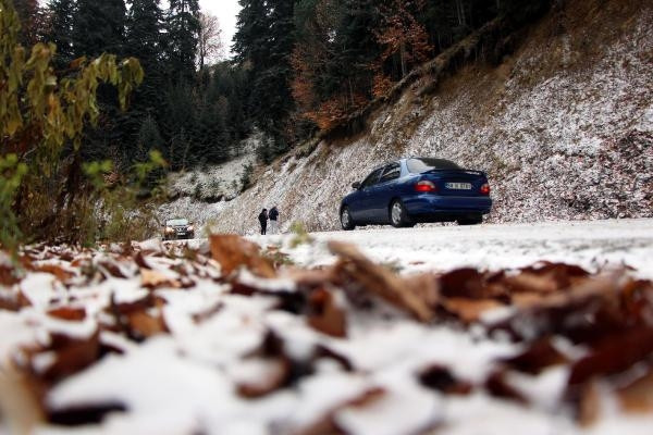 Yedigöller yolu kar ve buzlanma nedeniyle trafiğe kapatıldı, yüzlerce tatilci geri döndü