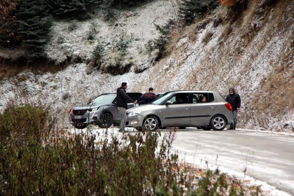 Yedigöller yolu kar ve buzlanma nedeniyle trafiğe kapatıldı, yüzlerce tatilci geri döndü