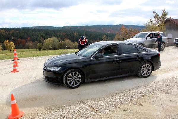 Yedigöller yolu kar ve buzlanma nedeniyle trafiğe kapatıldı, yüzlerce tatilci geri döndü