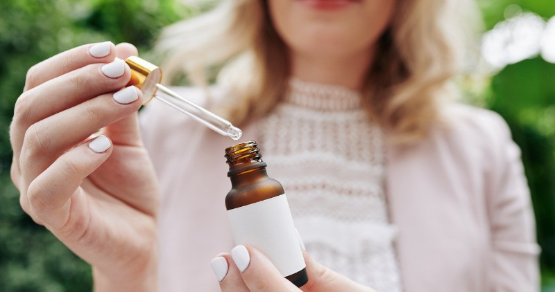 Deriye nem ve parlaklık sağlayan hyaluronik asit miktarını arttırmakta