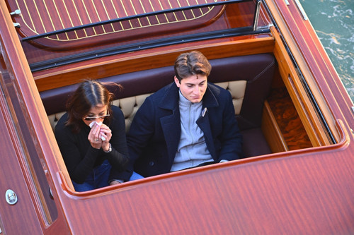 SÜREKLİ BURNUNU SİLDİ SÜREKLİ BURNUNU SİLDİ