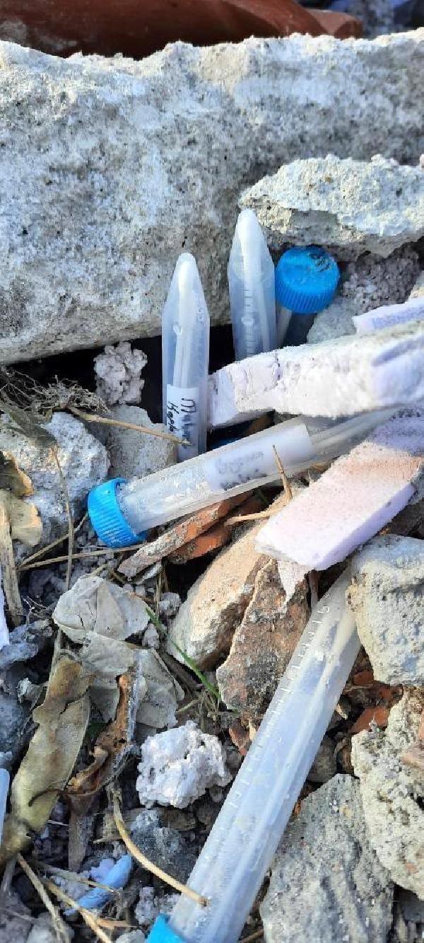 Son dakika.. Ankarada moloz arasından çıkan tüpler virüs şüphesi yarattı İncelenmek üzere laboratuvara götürüldü..