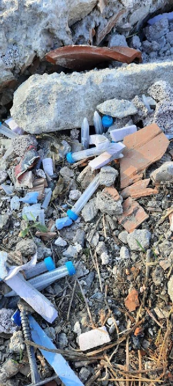 Son dakika.. Ankarada moloz arasından çıkan tüpler virüs şüphesi yarattı İncelenmek üzere laboratuvara götürüldü..