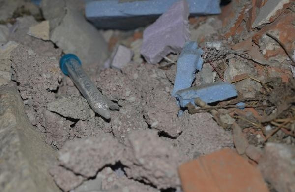Son dakika.. Ankarada moloz arasından çıkan tüpler virüs şüphesi yarattı İncelenmek üzere laboratuvara götürüldü..