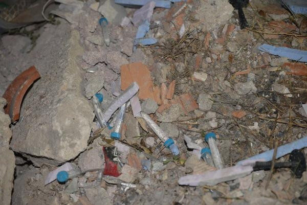 Son dakika.. Ankarada moloz arasından çıkan tüpler virüs şüphesi yarattı İncelenmek üzere laboratuvara götürüldü..
