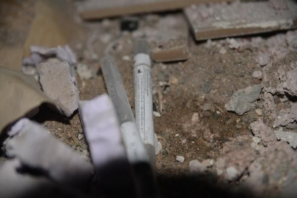 Son dakika.. Ankarada moloz arasından çıkan tüpler virüs şüphesi yarattı İncelenmek üzere laboratuvara götürüldü..
