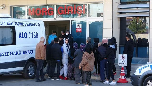 Antalyada 3 kişinin lüks cipte ölümü  3 kişinin cenazeleri alınırken yakınları gözyaşlarına boğuldu