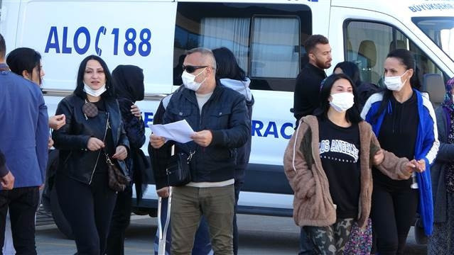 Antalyada 3 kişinin lüks cipte ölümü  3 kişinin cenazeleri alınırken yakınları gözyaşlarına boğuldu