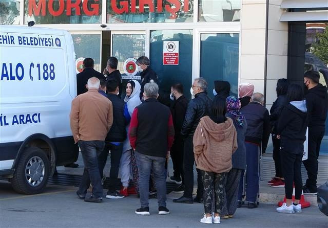 Antalyada 3 kişinin lüks cipte ölümü  3 kişinin cenazeleri alınırken yakınları gözyaşlarına boğuldu