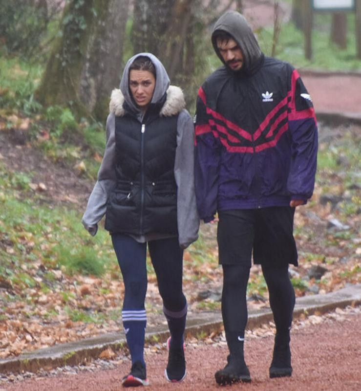 Oyuncu Tolga Mendi ve sevgilisi Damla Can aynı eve taşındı