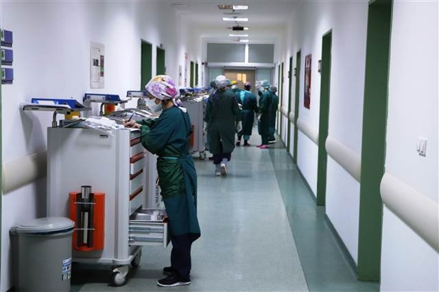 Son dakika haberler: Yoğun bakım hemşiresi bu sözlerle uyardı.. Koronavirüs hastalarının son sözlerini böyle anlattı..  Ağlatan istekler