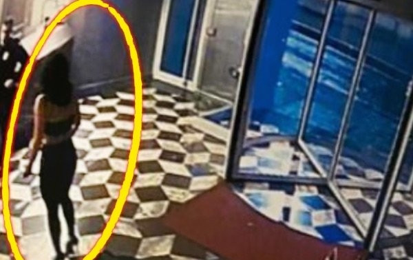 Son dakika haberleri... İstanbul Beyoğlunda bir otelde skandal Çırılçıplak soyunan kadın gözaltına alındı...