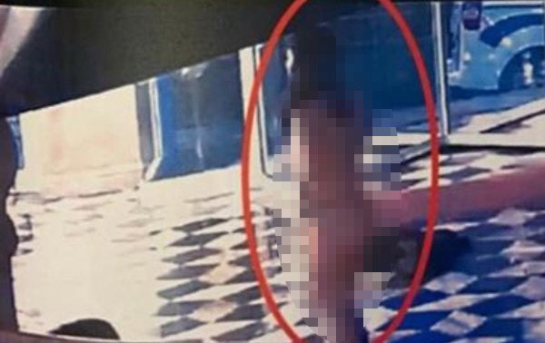 OTEL LOBİSİNDE ÇIRILÇIPLAK SOYUNDU