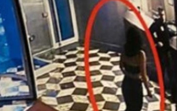 Son dakika haberleri... İstanbul Beyoğlunda bir otelde skandal Çırılçıplak soyunan kadın gözaltına alındı...