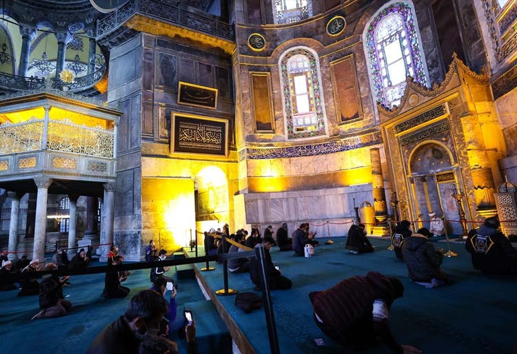 Cumhurbaşkanı Erdoğan Ayasofya Camisine hat tablosu bağışladı