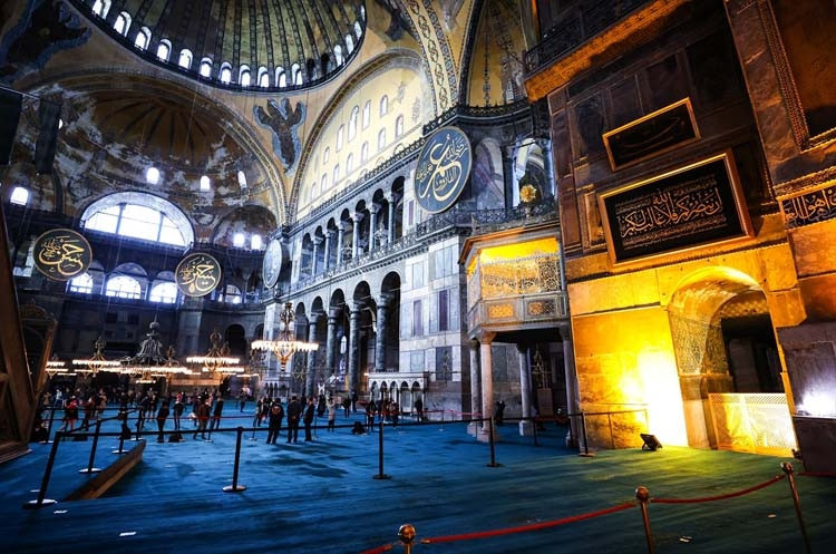 Cumhurbaşkanı Erdoğan Ayasofya Camisine hat tablosu bağışladı