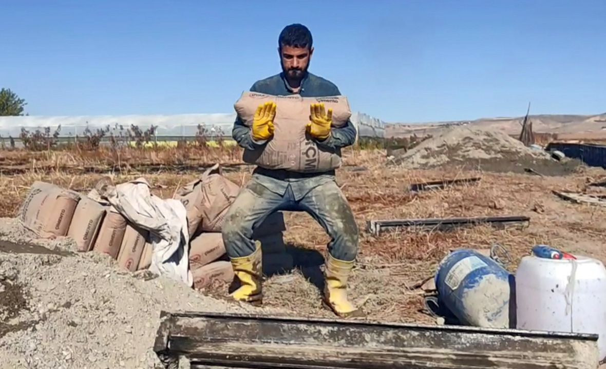 ÇİMENTO ÇUVALI KALDIRIP, BALYOZLA TAŞ KIRIYOR