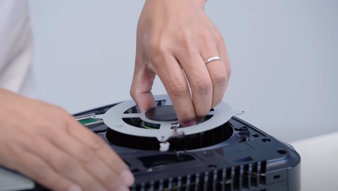 PlayStation 5 parçalarına ayrıldı İçinden bakın neler çıktı