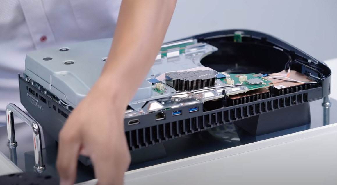 PlayStation 5 parçalarına ayrıldı İçinden bakın neler çıktı