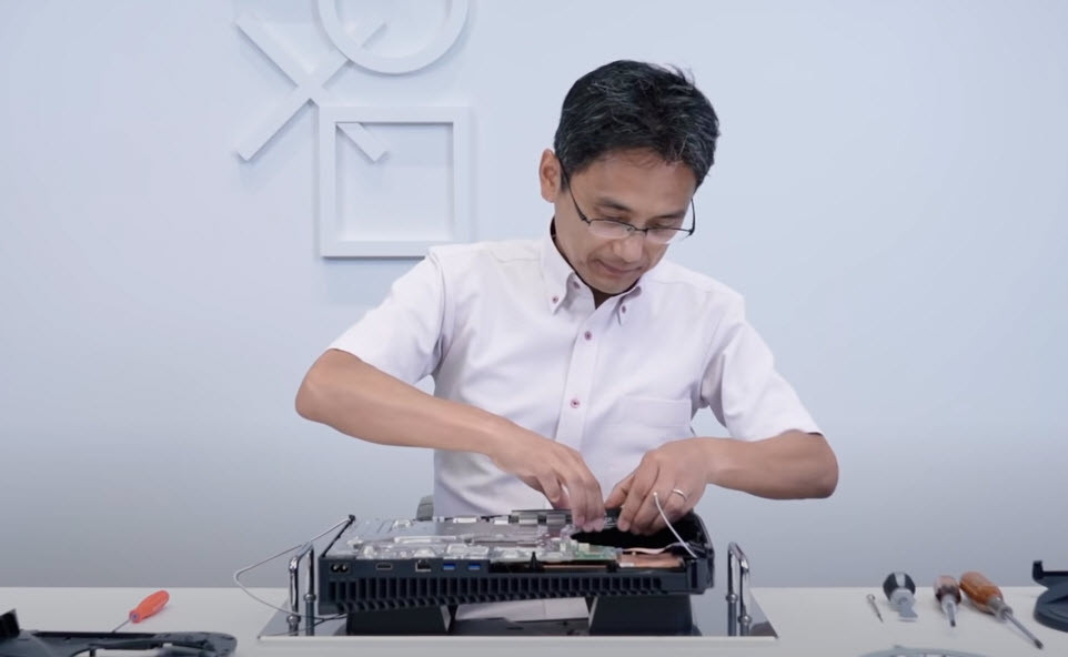 PlayStation 5 parçalarına ayrıldı İçinden bakın neler çıktı