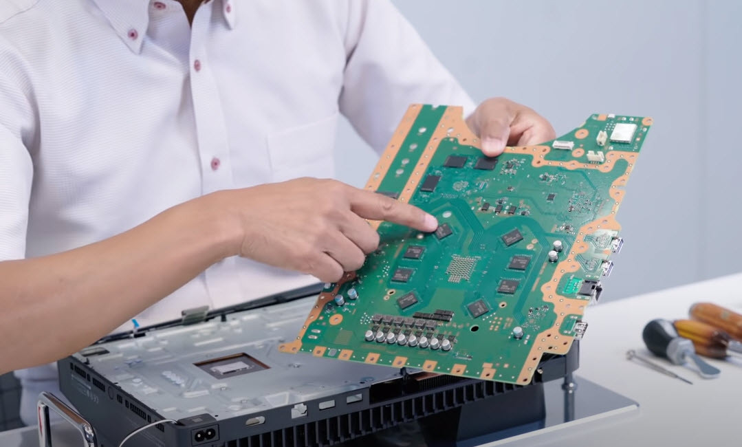 PlayStation 5 parçalarına ayrıldı İçinden bakın neler çıktı