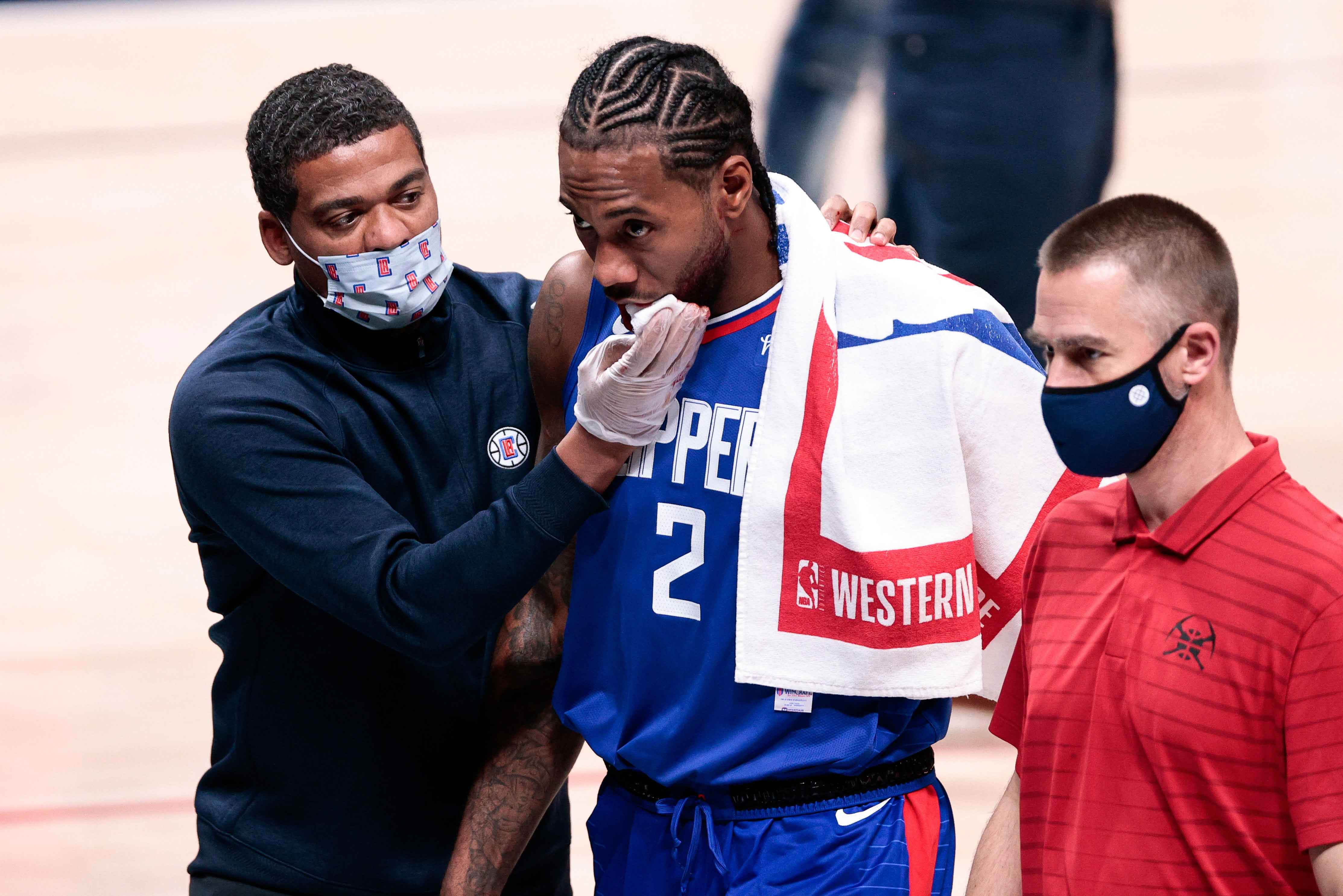 NBAde korku dolu anlar Kahwi Leonard kanlar içinde yere yığıldı